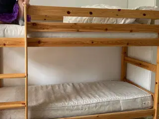 Køjeseng med to springmadrasser