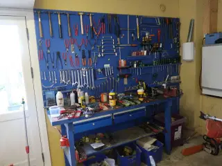 Arbejdsbord med skruestik samt værktøjstavle med div. Værktøj