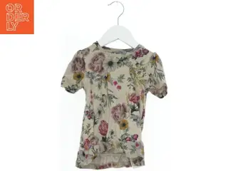 Bluse med blomstermønster fra Name It (str. 104)