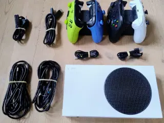 Xbox S med 4 controllere og docks