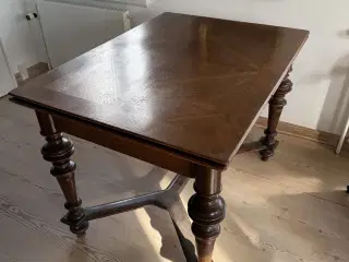 Antikt spisebord