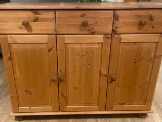 Stor skænk med 3 låger, 3 hylder og 3 skuffer