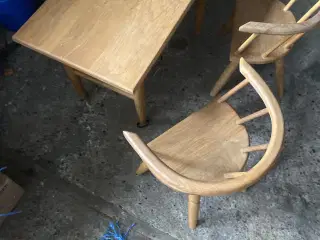 Bord og 2 stole i træ