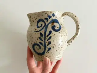 Flødekande, fregnet keramik m blåt motiv
