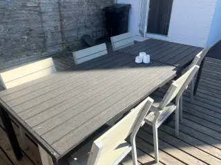 Havebord, stole og hynder