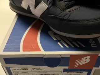 Sneakers U410BWM blå og smarte 