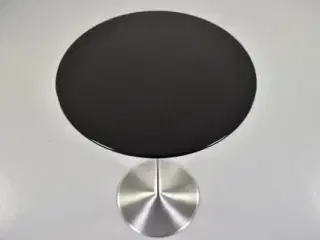 Højt cafebord med sort linoleums plade.