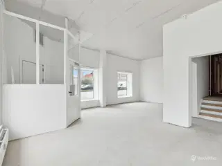 124 m² attraktivt hjørnelejemål med fremtrædende placering.