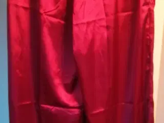 Rød pyjamas med 1 top og 1 par bukser NY