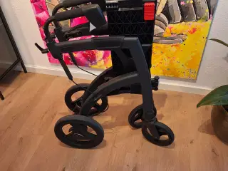 Rollz Motion kombineret kørestol og rollator. 