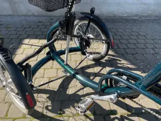 Grøn, trehjulet cykel