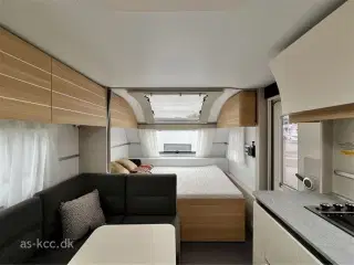2023 - Adria Adora 573 PT   Adria Adora 573 PT årg 2023, 7 sovepladser, 5 siddepladser. Dobbeltseng og rundsiddegruppe samt 3 køjer, mikroovn