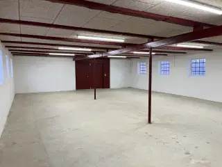 150 m2 lager med 12 m2 kontor