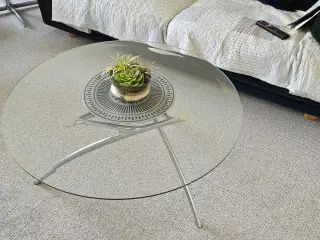 Elegant sofabord i stål med glas. 