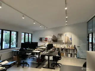 3 kontorpladser til leje i åbent kontormiljø