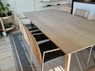 Massivt spisebord fra Skovby