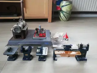 Gammel dampmaskine med tilbehør