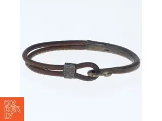 Halskæde af læder og metal (str. Ø 6 cm)
