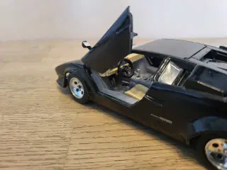 Modelbil: Lamborghini Countach 1988.  Skala 1:24