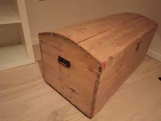 Kiste med rum i låget