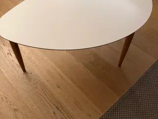 Sofabord med hvid plade og træben