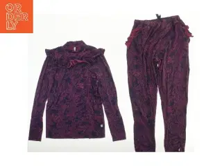 Mønstret sæt med bluse og bukser fra Pomp de Lux (str. 152)