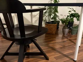 Skrivebord  med stol