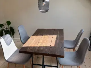 Spisebord i træ