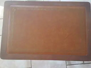 Lille bord med brunt skind