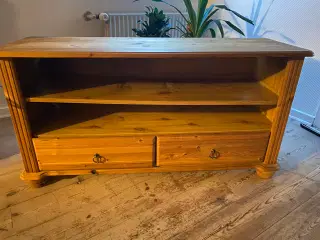 TV bord eller kommode med udtræk på bagsiden. 