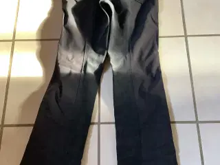 Nye ridebukser sælges..