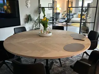 Rundt bord i egetræ