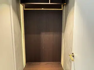 Boform snedker garderobemøbel i røget eg