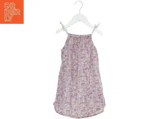 Sommerkjole med blomsterprint fra H&M (str. 98)