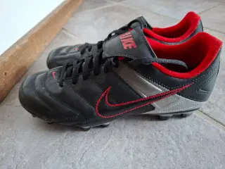 Fodboldsæt støvler, bold, shorts næsten ny