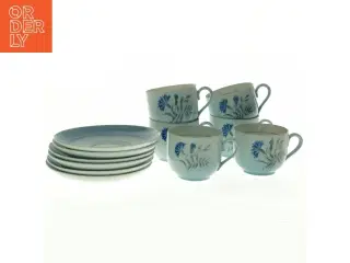 Porcelæn kaffesæt med blomstermotiv, Blå kornblomst, Demeter fra Bing Og Grøndahl (str. Diameter 13,5 cm h 7 cm)