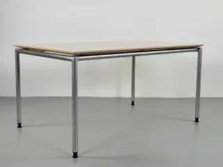 Rumas konference-/mødebord med plade i birk og grå ben