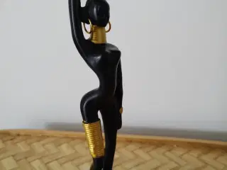 Flot afrikansk håndskåret træfigur