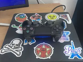 Playstation 4 i god stand med controller og spil