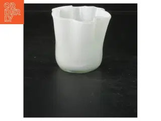 Hvid glasvase (str. 9 cm)