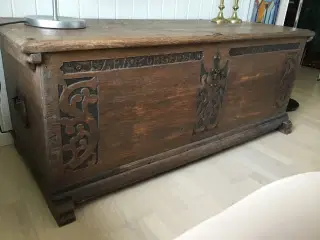 Antik kiste fra 1759 i egetræ med flad låg.