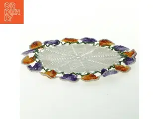 Hæklet borddug med blomsterkant (str. Ø 17 cm)