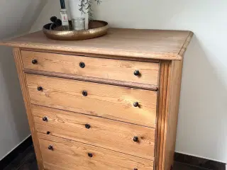 Kommode afsyret 