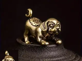 * Sød lille hundehvalp - i messing