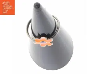 Ring med blomstermotiv (str. Diameter en og en halv cm)