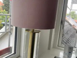 bordlampe med rosa fløjlskærm