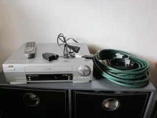 VHS video - JVC SQPB og kabler