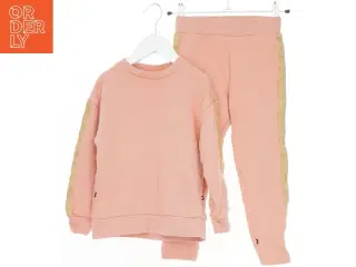 Lyserødt sæt med trøje og bukser fra Molo (str. 116)