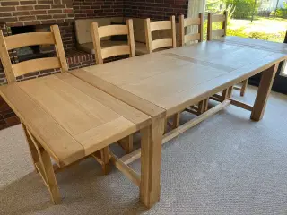 Spisebord i eg