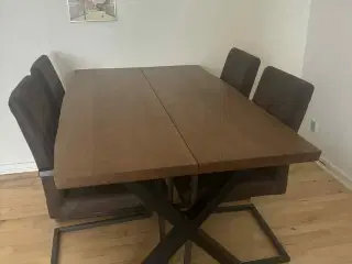 Spisebord i massivt egetræ + Evedal lampe